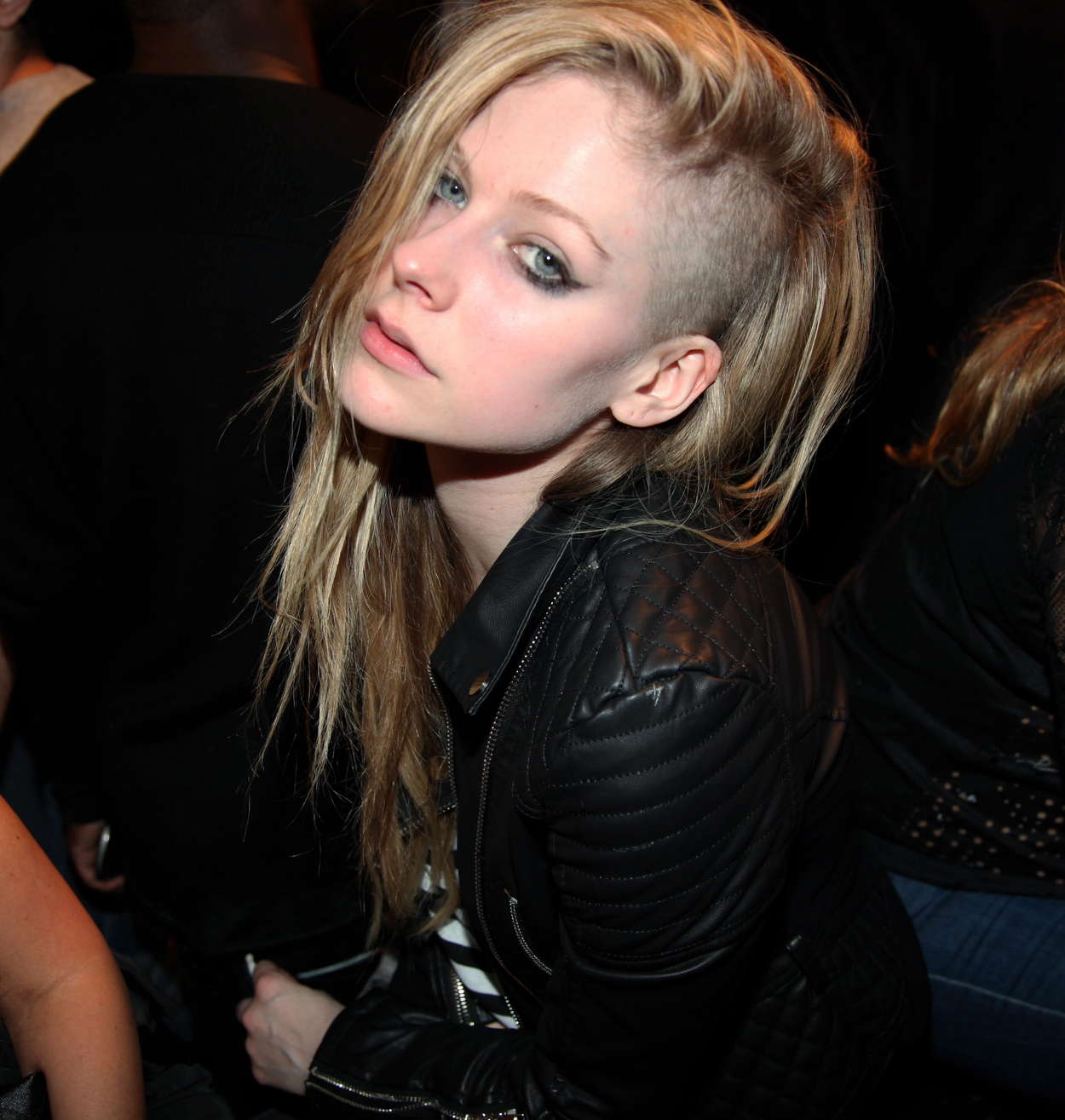 Avril Lavigne Shows Off Her New haircut in Paris